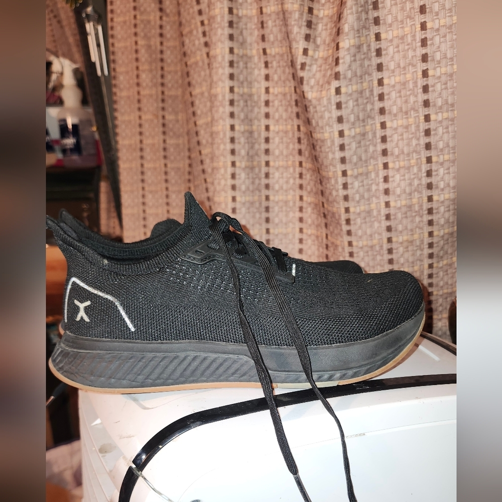 Lux Black Women's Athletic Shoes